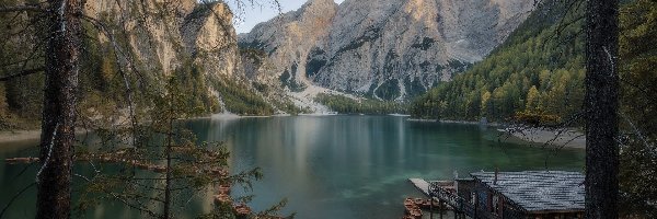 Pomost, Włochy, Drewniany, Park Przyrody Fanes-Sennes-Prags, Drzewa, Jezioro Pragser Wildsee, Góry Dolomity, Łódki, Lago di Braies, Południowy Tyrol, Domek