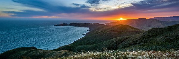 Ocean, Kalifornia, Chmury, Roślinność, Półwysep Marin Headlands, Wybrzeże, Wzgórza, Stany Zjednoczone, Sausalito, Zachód słońca