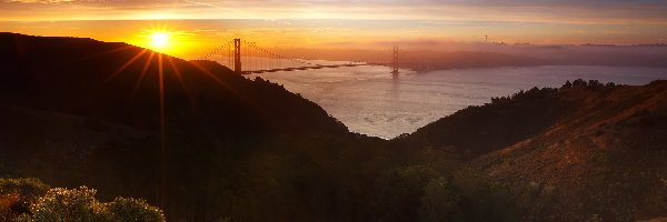 Promienie słońca, Cieśnina Golden Gate, Chmury, Most Golden Gate, Wschód słońca, Wzgórze Hawk Hill, Stany Zjednoczone, Stan Kalifornia