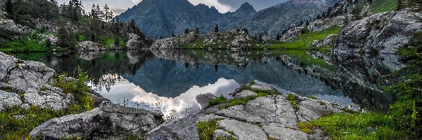 Francja, Skały, Kamienie, Jezioro, Góry Alpy, Park Narodowy Mercantour, Rośliny