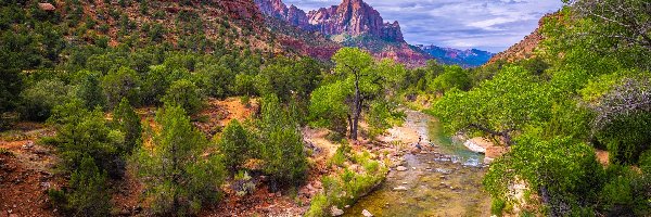 Góry Watchman, Stan Utah, Chmury, Drzewa, Park Narodowy Zion, Rzeka Virgin River, Kamienie, Stany Zjednoczone