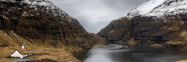 Kościół Saksunar Kirkja, Laguna Pollurin, Streymoy, Wyspy Owcze, Dania, Zatoka, Góry, Saksun, Ośnieżone