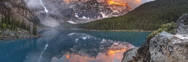 Drzewa, Prowincja Alberta, Chmury, Góry, Dolina Dziesięciu Szczytów, Jezioro Moraine, Skały, Kanada, Park Narodowy Banff, Lasy