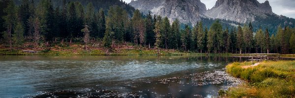 Chmury, Antorno Lake, Włochy, Drzewa, Góry, Dolomity, Masyw Tre Cime di Lavaredo, Jezioro, Mostek, Prowincja Belluno