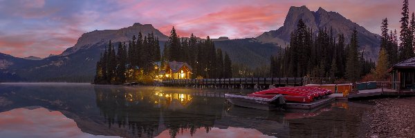 Las, Jezioro Emerald Lake, Kanada, Drzewa, Dom, Most, Góry, Park Narodowy Yoho, Oświetlony, Prowincja Kolumbia Brytyjska