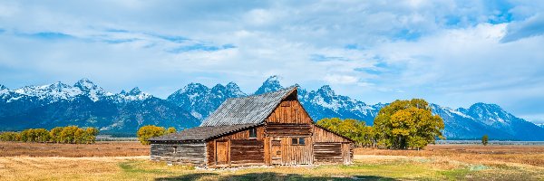 Chmury, Drzewa, Chata, Drewniana, Stodoła, Stany Zjednoczone, Stan Wyoming, Góry Teton Range, Park Narodowy Grand Teton