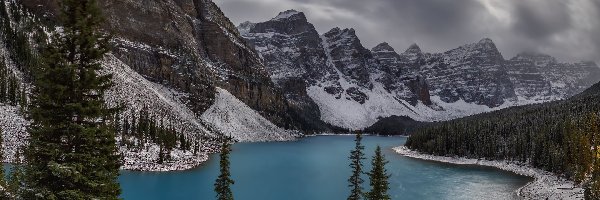Jezioro Moraine, Valley of the Ten Peaks, Góry, Park Narodowy Banff, Zima, Kanada, Prowincja Alberta, Dolina Dziesięciu Szczytów, Drzewa