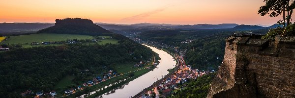 Konigstein, Poranek, Niemcy, Twierdza, Domy, Wzgórze, Mury, Wschód słońca, Rzeka Łaba, Saksonia