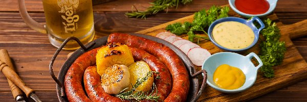 Sztućce, Deska, Kukurydza, Kiełbasa, Pieczona, Sosy, Kufel, Talerz, Piwo