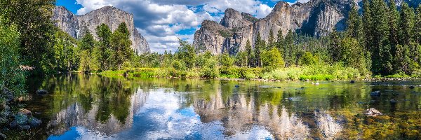 Rzeka Merced, Stan Kalifornia, Chmury, Góry Sierra Nevada, Park Narodowy Yosemite, Odbicie, Drzewa, Stany Zjednoczone