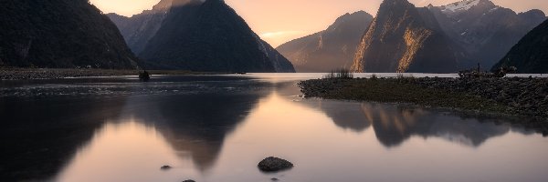 Park Narodowy Fiordland, Zatoka Milforda, Nowa Zelandia, Odbicie, Góry, Alpy Południowe, Góra Mitre Peak, Wschód słońca, Fiord Milford, Wyspa Południowa