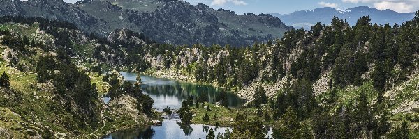 Park Narodowy Aiguestortes i Estany de Sant Maurici, Jezioro Colomers, Jeziora, Pireneje, Góry, Hiszpania, Chmury, Jezioro Estanh Redon, Drzewa