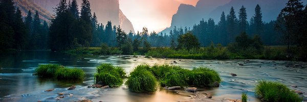 Chmury, Góry Sierra Nevada, Stany Zjednoczone, Drzewa, Merced River, Kępki, Trawy, Park Narodowy Yosemite, Rzeka, Kalifornia