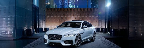 Jaguar XF, Biały