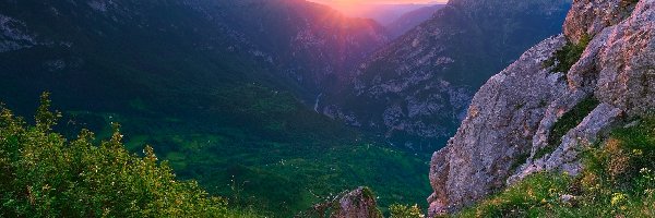 Czarnogóra, Rzeka Tara, Wąwóz, Skały, Góry Dynarskie, Wschód słońca, Roślinność
