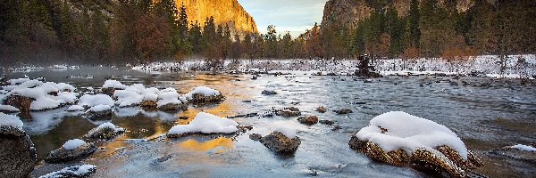 Zima, Kamienie, Rzeka Merced, Drzewa, Góry, Stany Zjednoczone, Kalifornia, Ośnieżone, Park Narodowy Yosemite