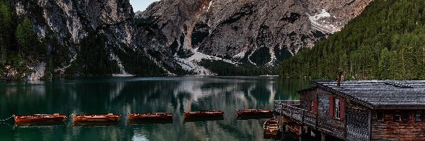 Drewniany, Południowy Tyrol, Łódki, Pomost, Lago di Braies, Góry, Dolomity, Włochy, Jezioro Pragser Wildsee, Domek