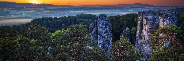 Skalne Miasto, Drzewa, Hruboskalsko, Formacje skalne, Wschód słońca, Czechy, Góry Stołowe, Skały, Czeski Raj