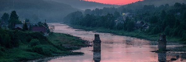 Drzewa, Góry, Rosja, Kraj Permski, Rzeka Usva, Domy, Mgła, Wschód słońca