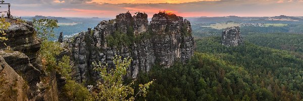 Formacja, Góry Połabskie, Niemcy, Park Narodowy Saskiej Szwajcarii, Skały, Schrammsteine, Drzewa, Zachód słońca