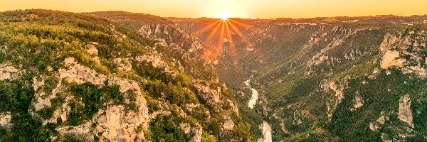 Francja, Rzeka Tarn, Skały, Gorges du Tarn, Wąwóz, Promienie słońca, Lasy