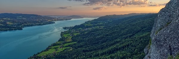 Lasy, Wschód słońca, Austria, Domy, Wzgórza, Jezioro Attersee, Skały, Poranek, Chmury, Powiat Vocklabruck