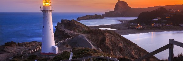 Skały, Castlepoint Lighthouse, Nowa Zelandia, Rejon Wellington, Schody, Góry, Zachód słońca, Latarnia morska