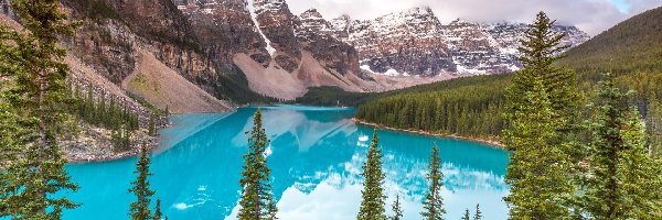 Moraine Lake, Prowincja Alberta, Kanada, Chmury, Jezioro, Góry, Drzewa, Park Narodowy Banff