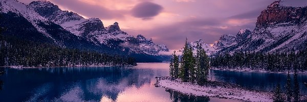 Lasy, Zima, Kajak, Jezioro, Kanada, Maligne Lake, Drzewa, Alberta, Góry, Park Narodowy Jasper, Zachód słońca