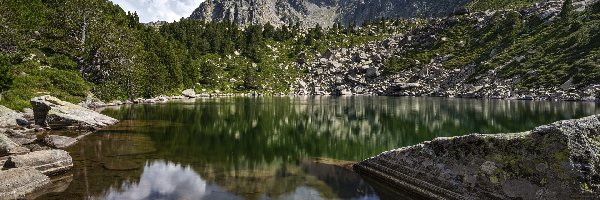 Odbicie, Pireneje, Andora, Chmury, Estany Moreno, Drzewa, Kamienie, Góry, Jezioro, Encamp