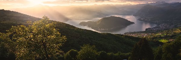 Drzewa, Alpy Lombardzkie, Lake Iseo, Jezioro, Włochy, Chmury, Wschód słońca, Góry, Domy