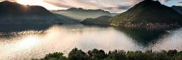 Góry, Jezioro, Wschód słońca, Domy, Lake Iseo, Alpy Lombardzkie, Drzewa, Włochy