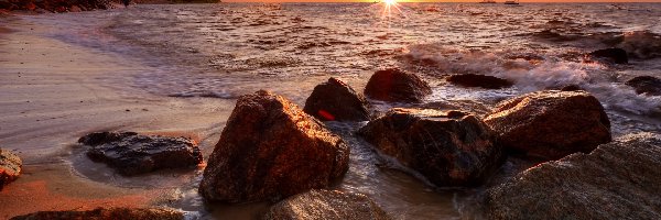 Zachód słońca, Breakwater Beach, Kamienie, Fale, Morze, Stany Zjednoczone, Massachusetts, Plaża, Brewster