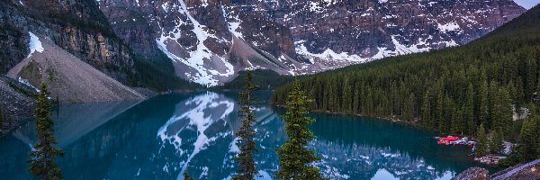 Drzewa, Góry, Jezioro, Prowincja Alberta, Park Narodowy Banff, Kanada, Chmury, Moraine Lake, Kamienie