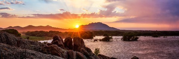 Skały, Hrabstwo Yavapai, Prescott, Arizona, Stany Zjednoczone, Zachód słońca, Jezioro Willow Lake