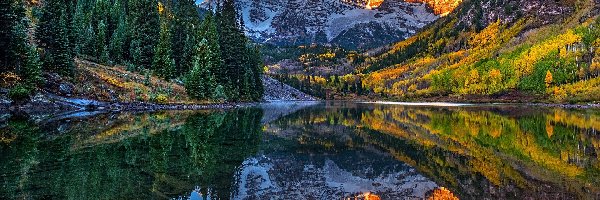 Maroon Bells, Maroon Lake, Stany Zjednoczone, Kolorado, Szczyty, Góry, Drzewa, Jezioro