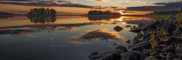 Jezioro, Brzeg, Drzewa, Zachód słońca, Kamienie