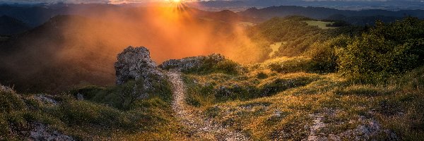 Karpaty Zachodnie, Chmury, Promienie, Skały, Roślinność, Słowacja, Góry, Ścieżka, Góra Klak, Promienie słońca, Mała Fatra, Wschód słońca