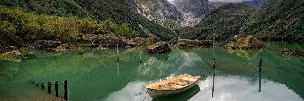 Skały, Chmury, Łódka, Lake Bondhusvatnet, Jezioro, Norwegia, Park Narodowy Folgefonna, Góry, Drzewa