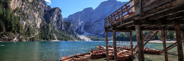 Dolomity, Góry, Jezioro Pragser Wildsee, Południowy Tyrol, Włochy, Łódki, Domek, Lago di Braies, Drewniany