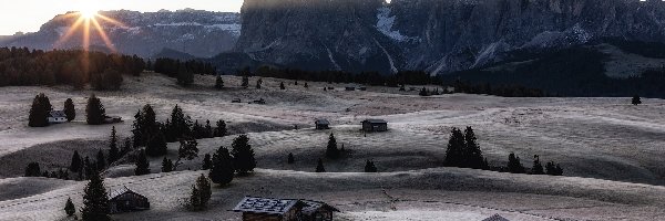 Góry Sassolungo, Seiser Alm, Domy, Promienie słońca, Dolina Val Gardena, Włochy, Dolomity, Płaskowyż