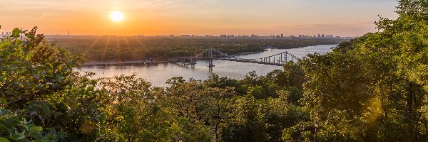 Kijów, Zachód słońca, Rzeka Dniepr, Ukraina, Most, Latarnie, Drzewa