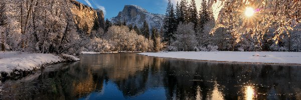 Góry, Śnieg, Drzewa, Rzeka Merced, Park Narodowy Yosemite, Stany Zjednoczone, Kalifornia, Zima, Promienie słońca