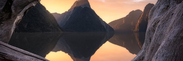 Park Narodowy Fiordland, Zatoka Milforda, Nowa Zelandia, Odbicie, Góry, Alpy Południowe, Góra Mitre Peak, Zachód słońca, Fiord Milford, Wyspa Południowa