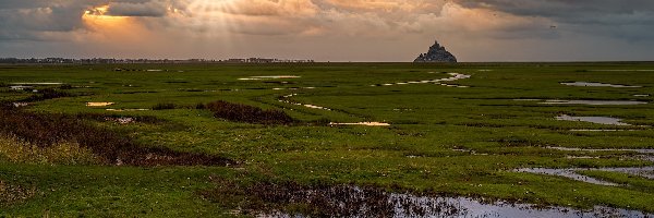 Opactwo św Archanioła, Klasztor, Rozlewisko, Chmury, Zachód słońca, Francja, Normandia, Łąki, Mont Saint Michel