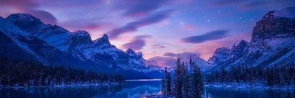 Zima, Park Narodowy Jasper, Chmury, Maligne Lake, Kanada, Góry, Lasy, Alberta, Drzewa, Jezioro, Gwiazdy