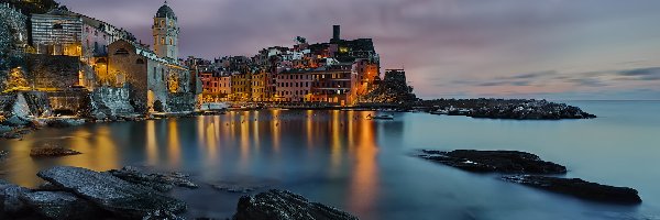 Vernazza, Prowincja La Spezia, Wschód słońca, Skały, Domy, Morze Liguryjskie, Zatoka, Włochy