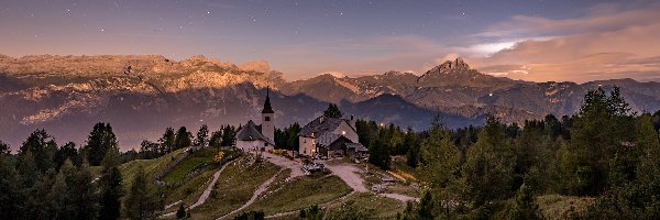 Dom, Włochy, Noc, Góry, Droga, Dolomity, Kościół św Krzyża, Drzewa, Alta Badia, Południowy Tyrol, Gwiazdy