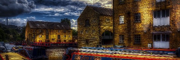 Pochmurne, Domy, Rochdale Canal, Kanał, Rzeka, Anglia, Sowerby Bridge, Statki, Niebo