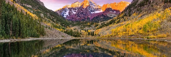 Odbicie, Szczyty Maroon Bells, Stany Zjednoczone, Kolorado, Jezioro Maroon Lake, Drzewa, Jesień, Góry Skaliste